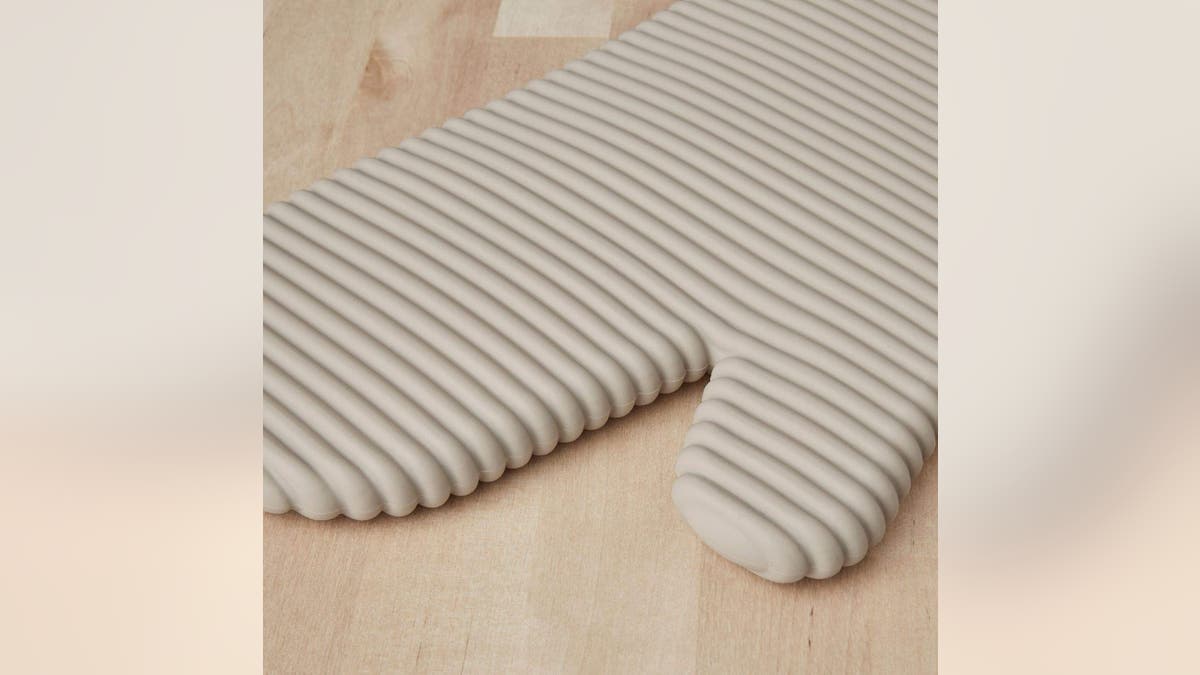 Try this kitchen mitt for ultimate protection.