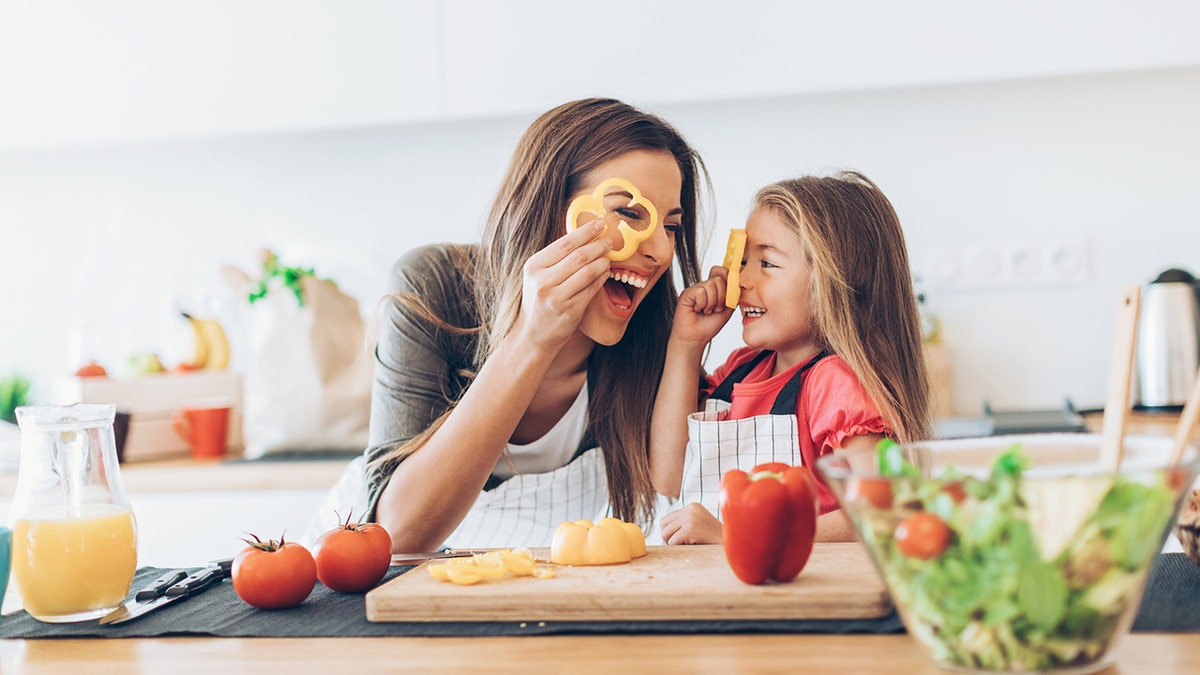 Niño y mamá cocinando en la cocina