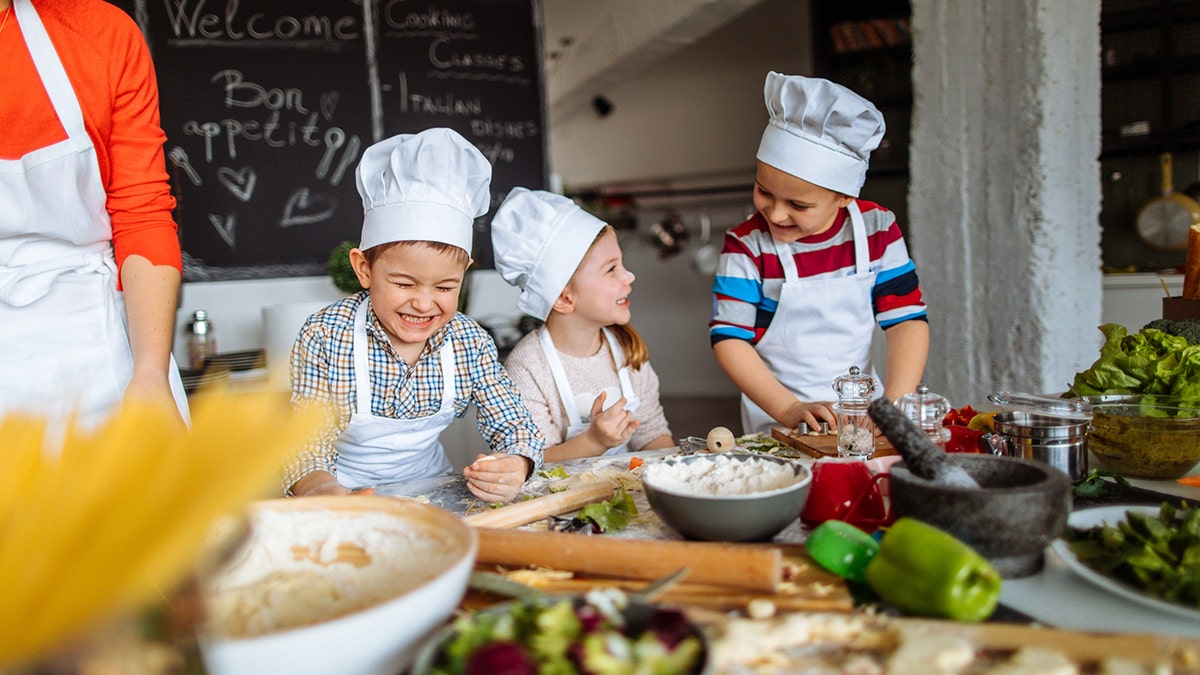 Niños cocinando en la cocina