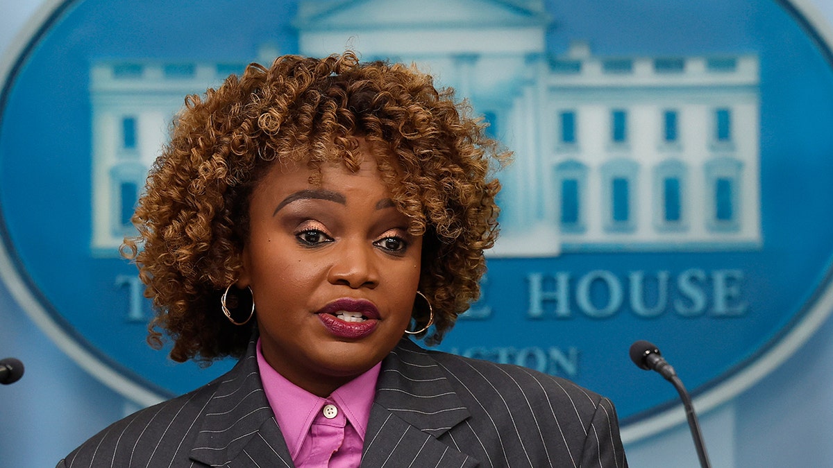 La Secretaria de Prensa de la Casa Blanca, Karine Jean-Pierre, celebra la rueda de prensa diaria en la Casa Blanca el 07 de octubre de 2024 en Washington, DC. 