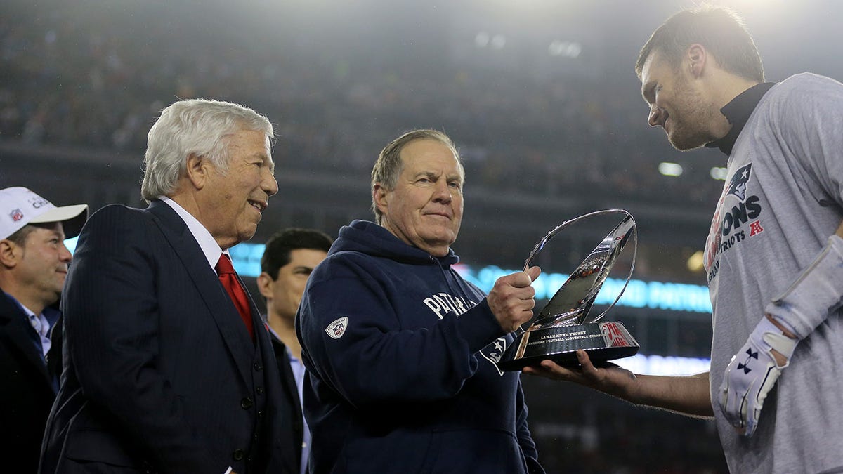 Robert Kraft, główny trener Bill Belichick i Tom Brady świętują zdobycie Lamar Hunt Trophy po zwycięstwie w meczu o mistrzostwo AFC na stadionie Gillette 22 stycznia 2017 r. w Foxboro w stanie Massachusetts.