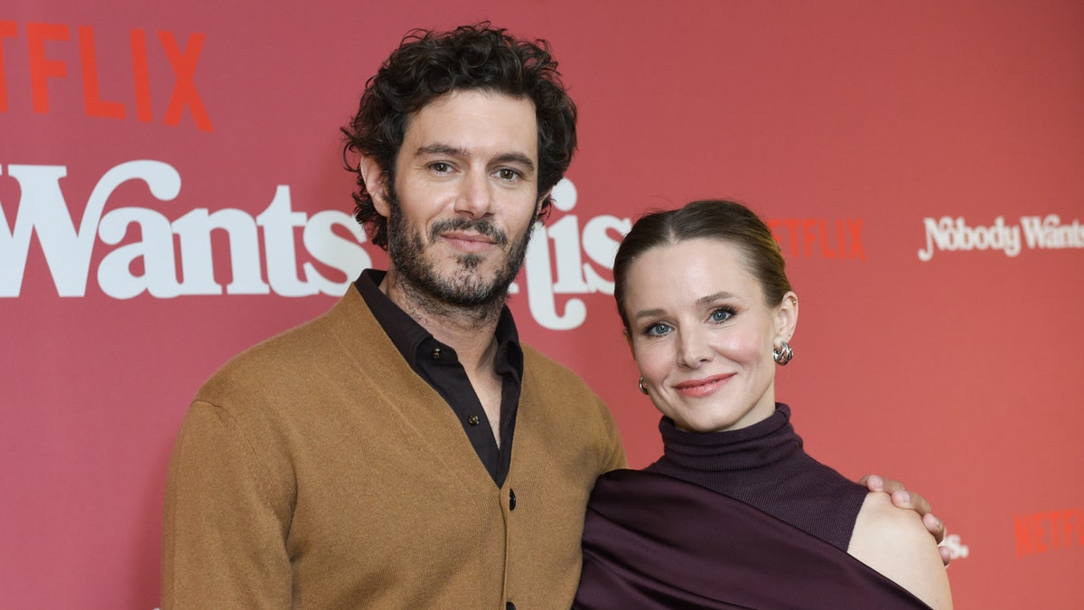 Kristen Bell y Adam Brody en un estreno
