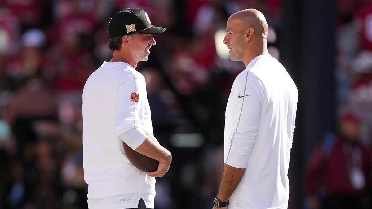 Kyle Shanahan y Robert Saleh hablan