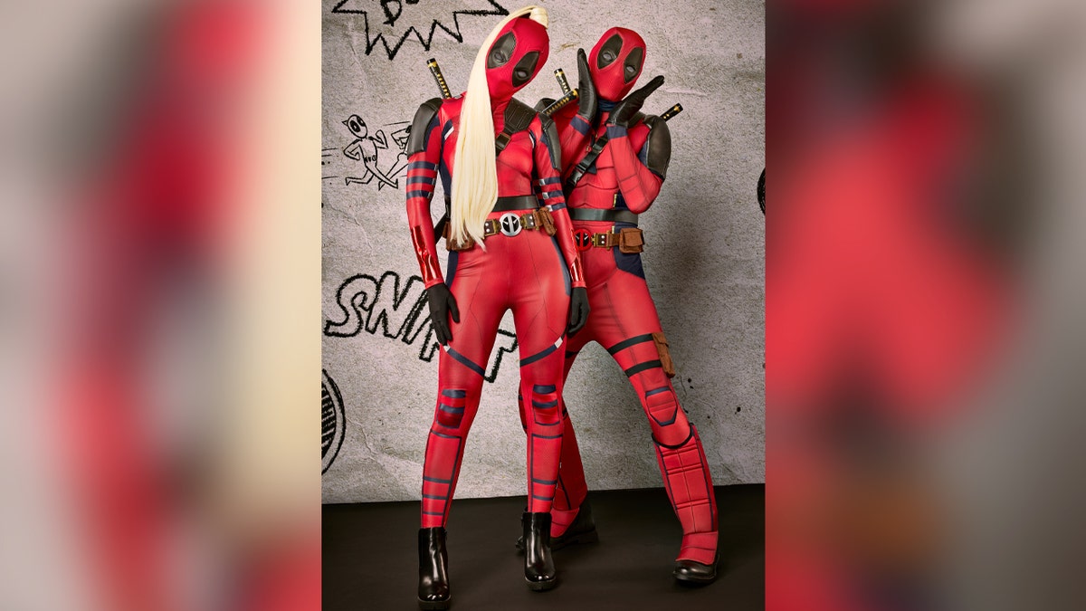 Ladypool dan Deadpool berada dalam semangat Halloween