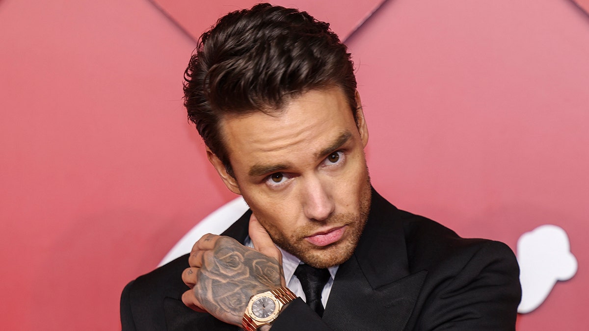 Liam Payne menunjukkan tato tangannya