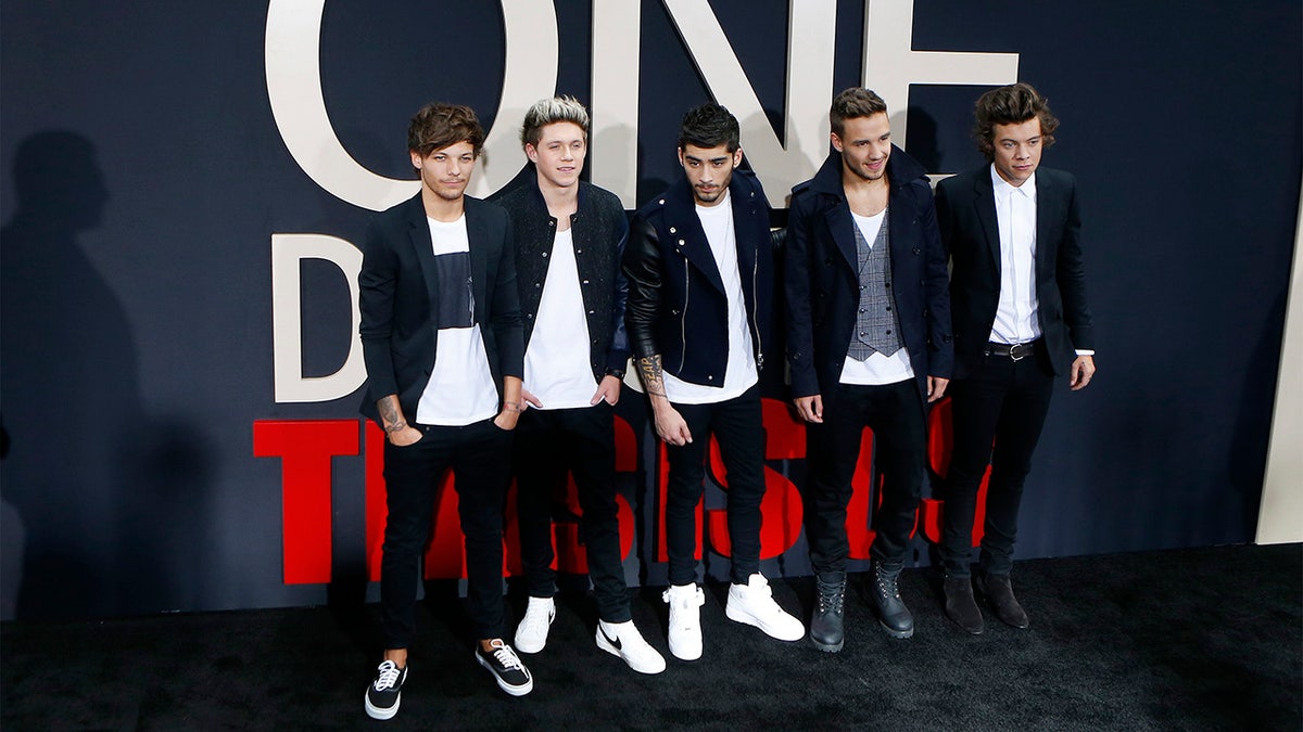 Louis Tomlinson, Niall Horan, Zayn Malik, Liam Payne e Harry Styles da boy band britânica One Direction