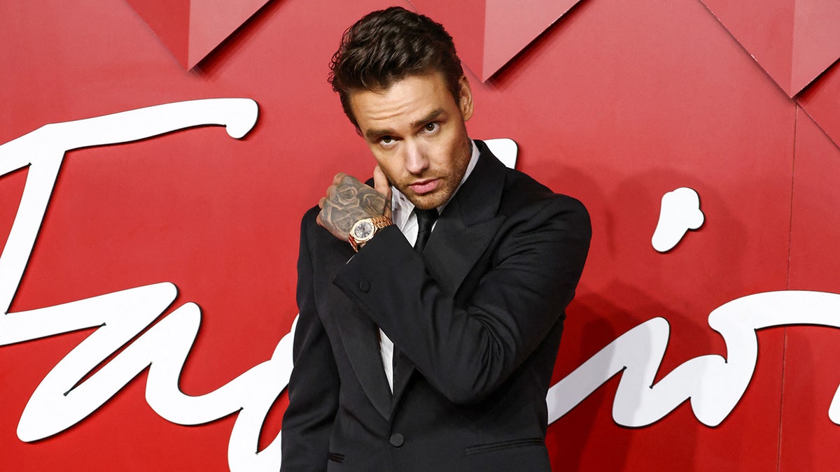 Liam Payne poses connected  the reddish  carpet