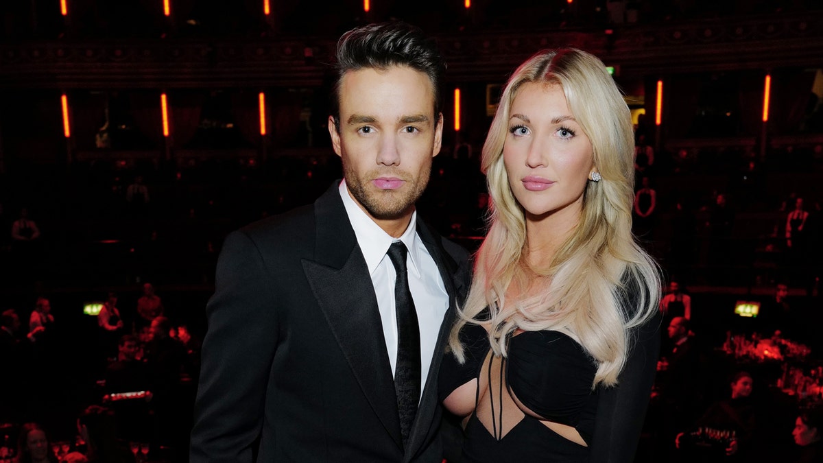 Liam Payne y su novia Kate Cassidy asisten a un evento