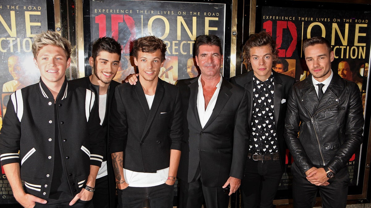 Simon Cowell con los miembros de One Direction