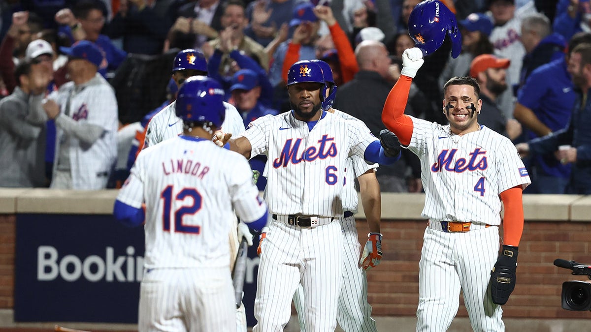 El campocorto de los Mets de Nueva York, Francisco Lindor, celebra con sus compañeros