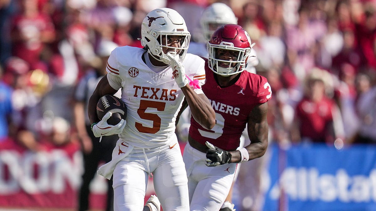 Piłkarz drużyny Texas Longhorns wykonuje pierwszą próbę