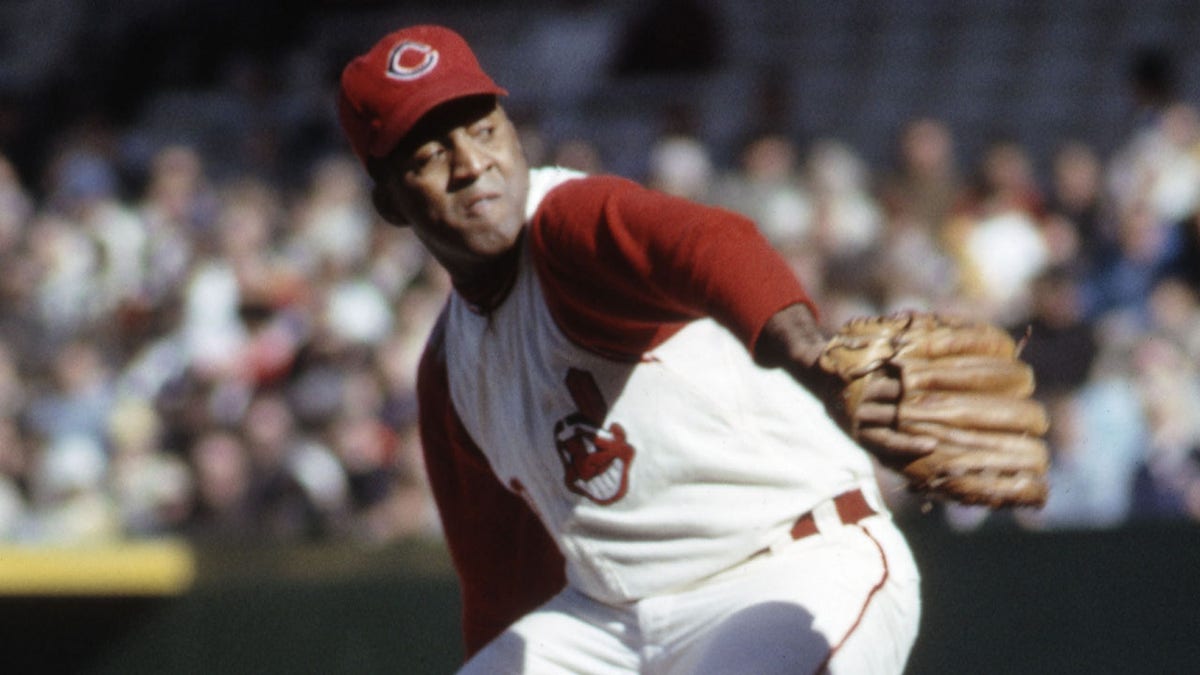 Luis Tiant juega con los Indios