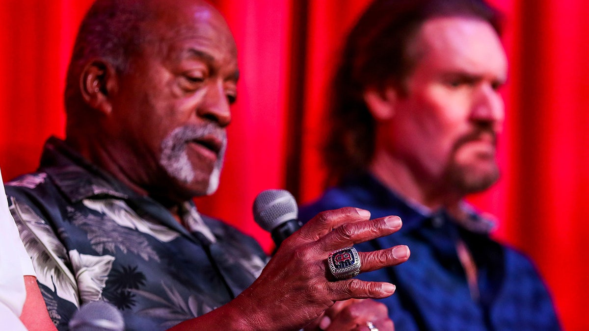 Luis Tiant, izquierda, lleva un anillo de las Series Mundiales.