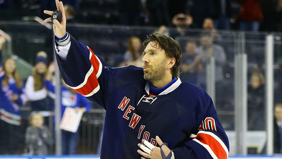 Lundqvist waves to the fans