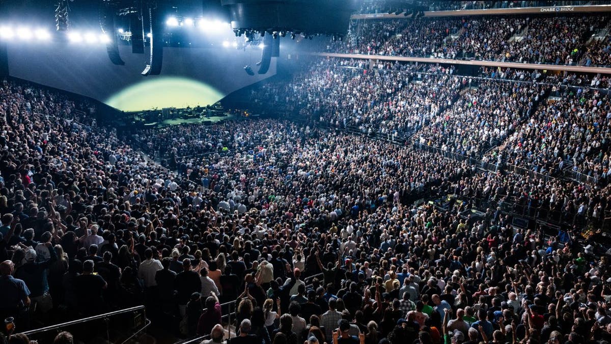 crowd at madison square garden