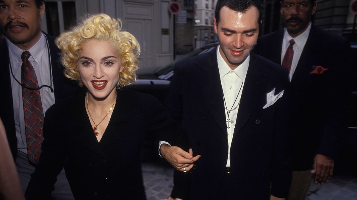 Madonna y su hermano Christopher Ciccone a principios de los 90