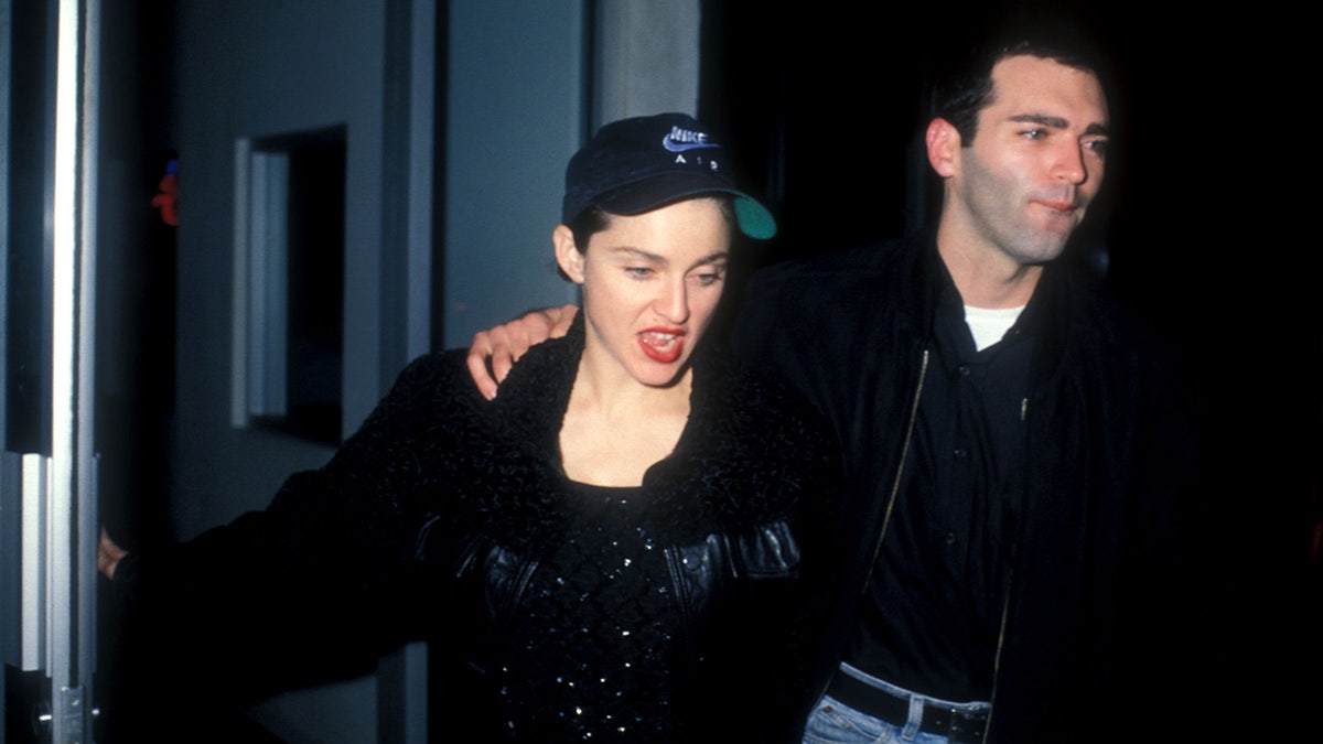 Madonna berjalan bersama kakaknya Christopher Ciccone