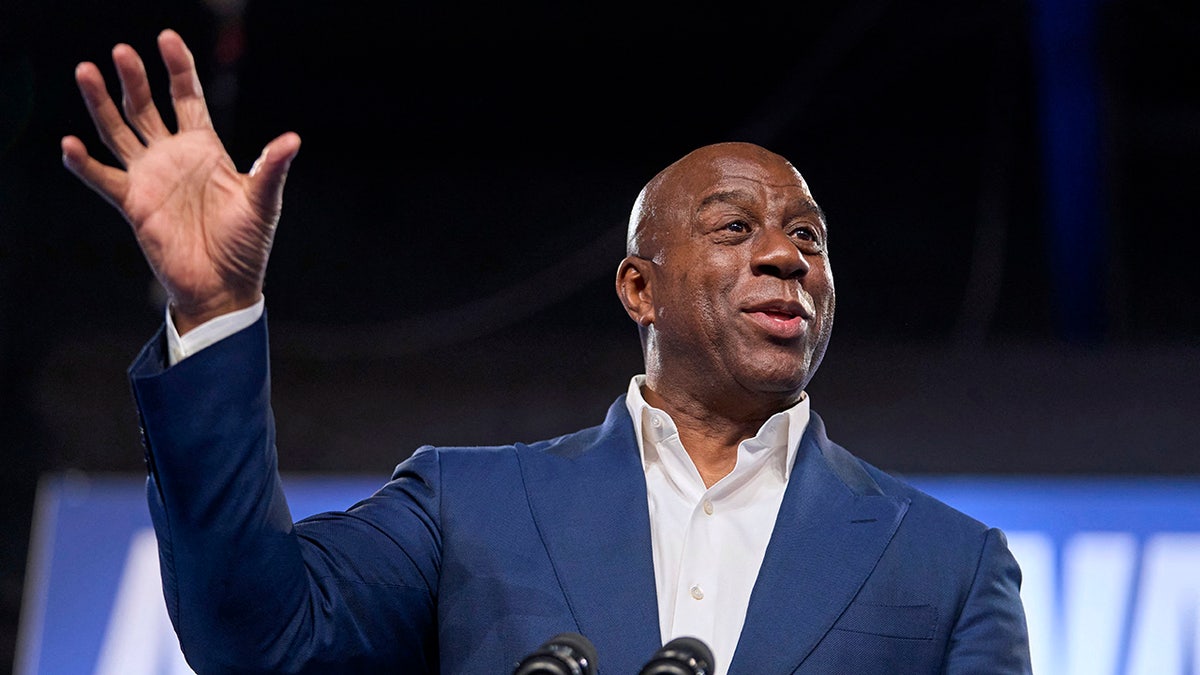 Magic Johnson habla en un mitin