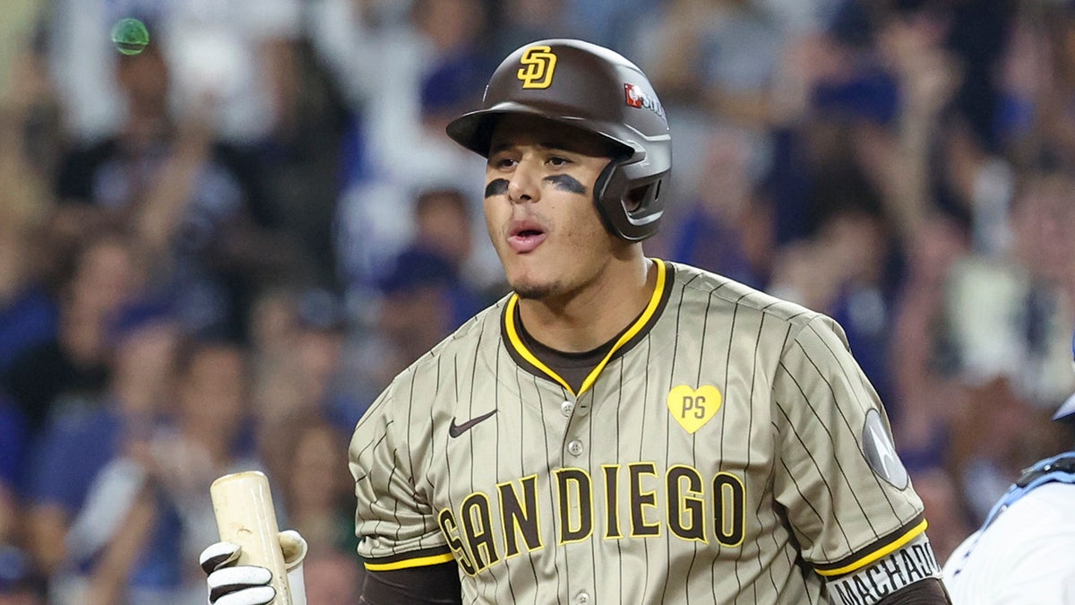 Manny Machado sale del campo