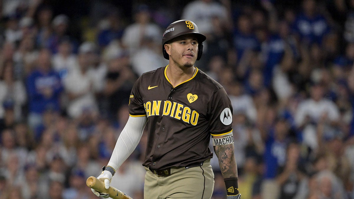 Manny Machado sale del campo