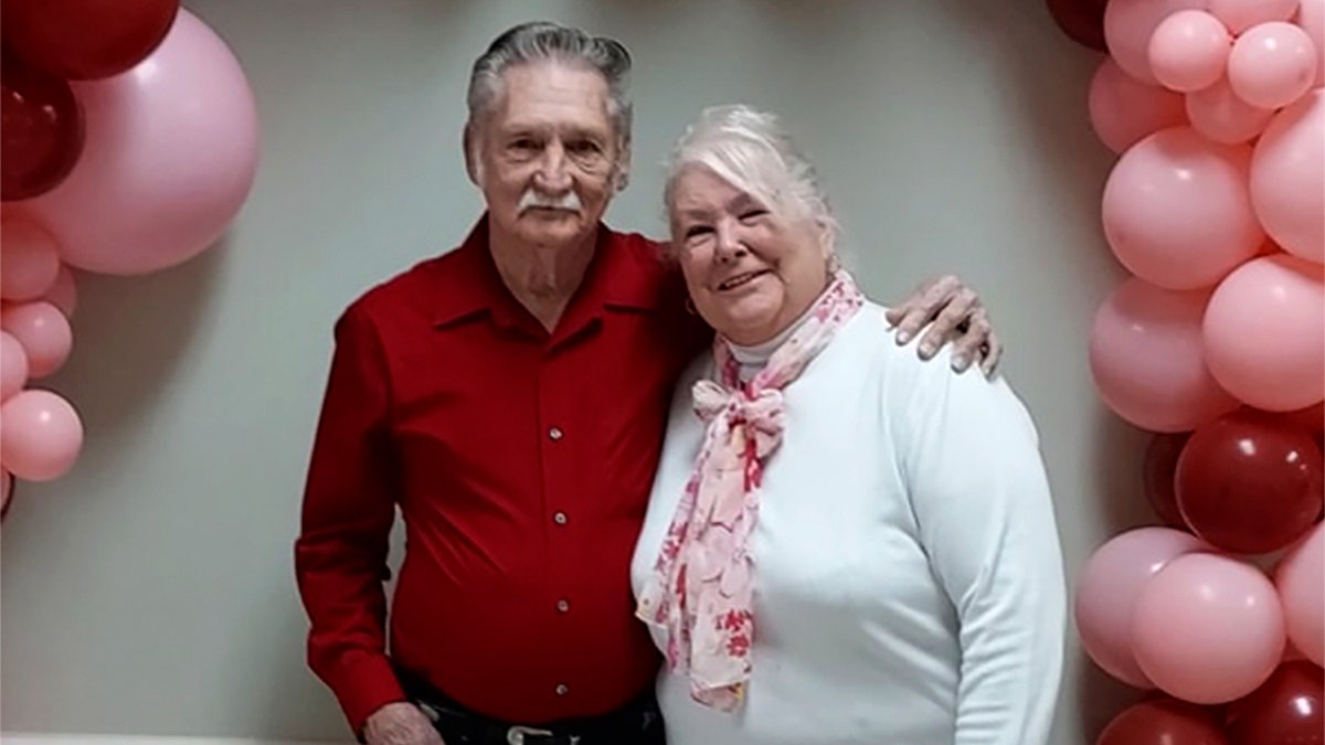 Os residentes da Carolina do Sul, Marcia e Jerry Savage, são retratados em uma fotografia.