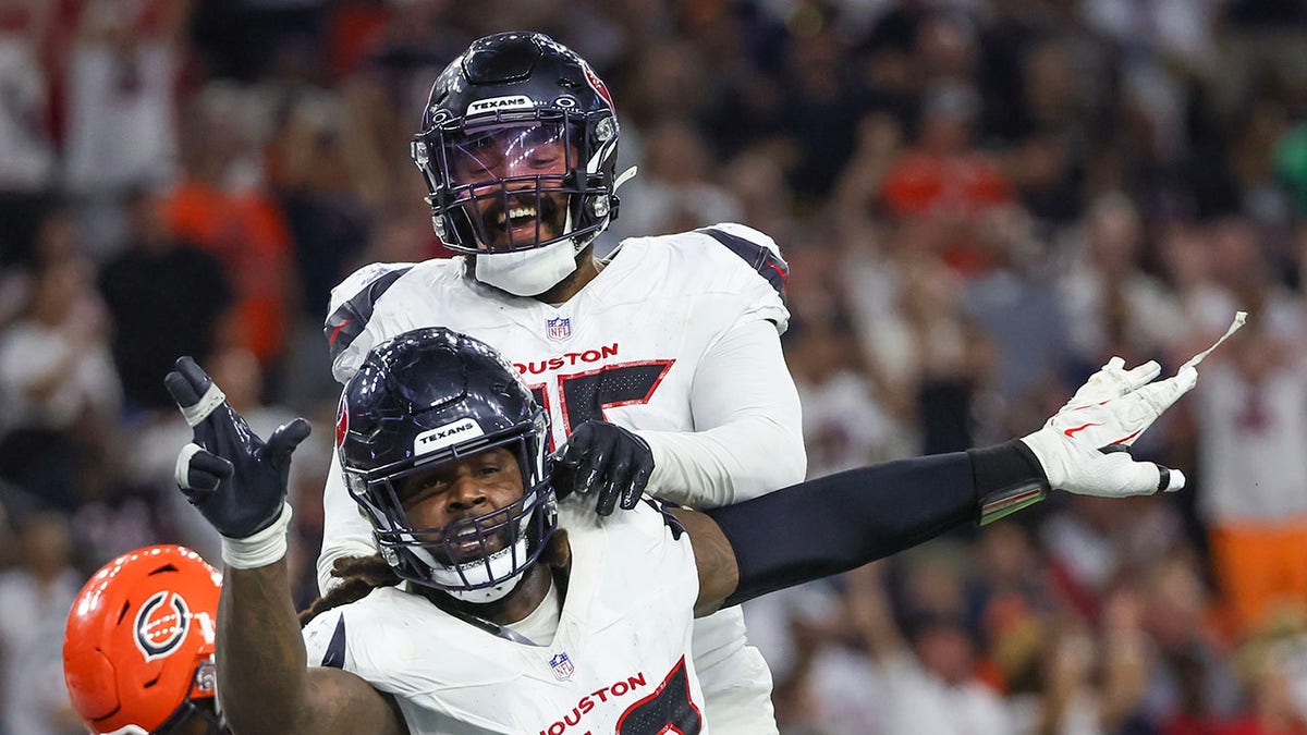 Mario Edwards celebra la entrada