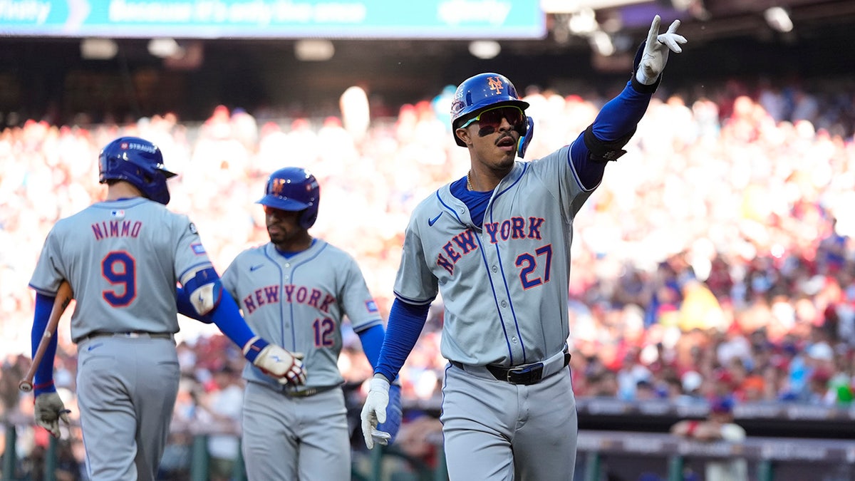 Mark Vientos tras un home run