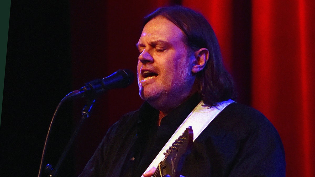 Matthew sweet performs