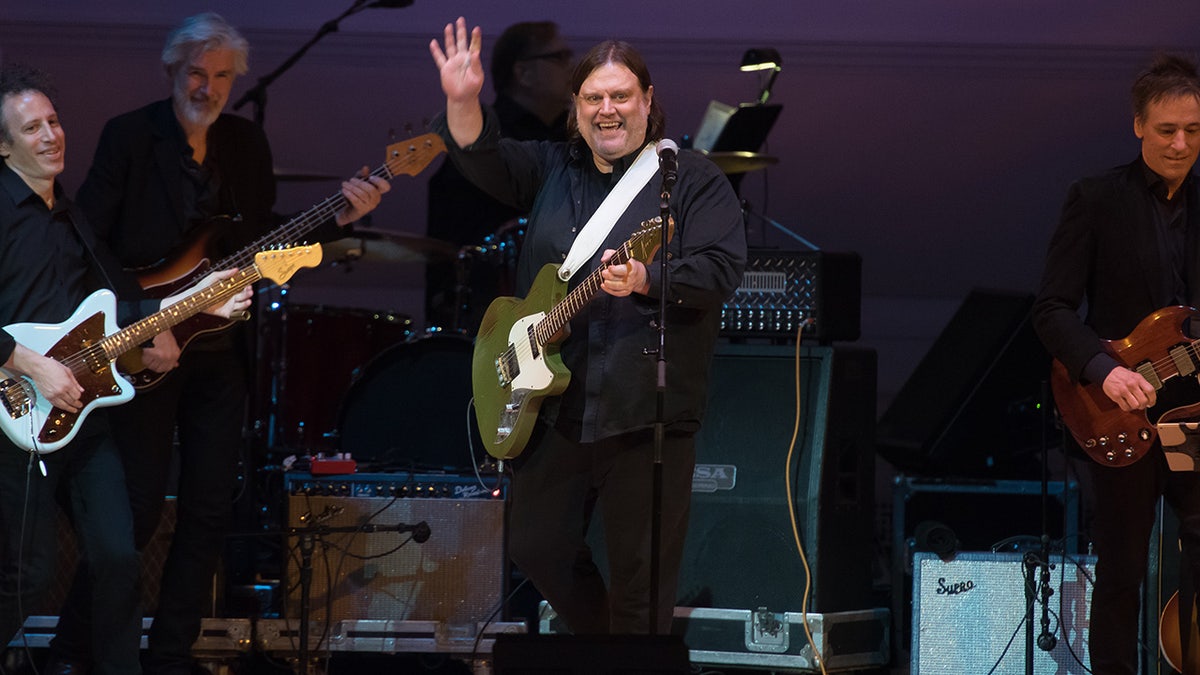 Matthew Sweet waving to crowd connected stage