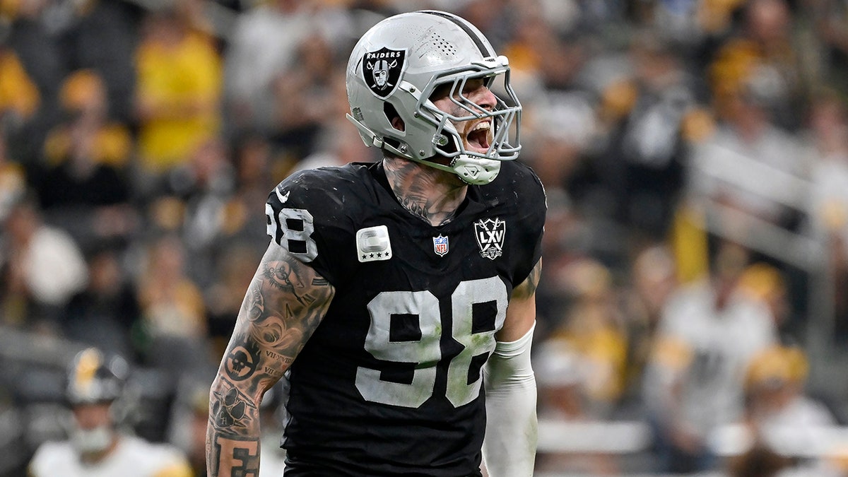 Maxx Crosby de los Raiders empuja al entrenador asistente mientras el equipo pierde ante los Steelers: 'Empujón de amor'