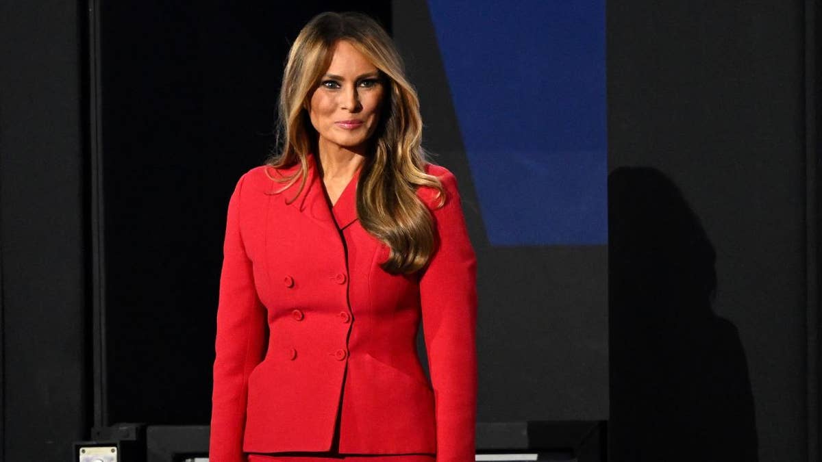 Melania Trump con traje rojo