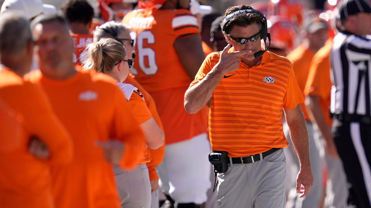 Mike Gundy contra Virginia Occidental