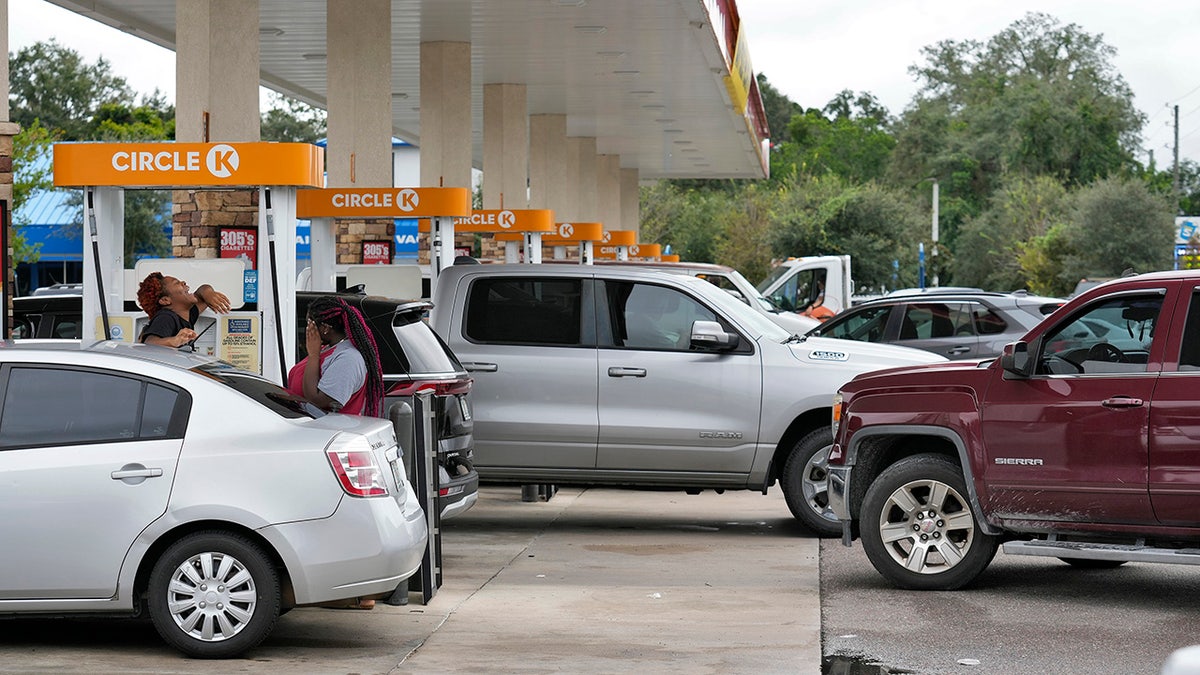 Los automovilistas consiguen gasolina antes que Milton