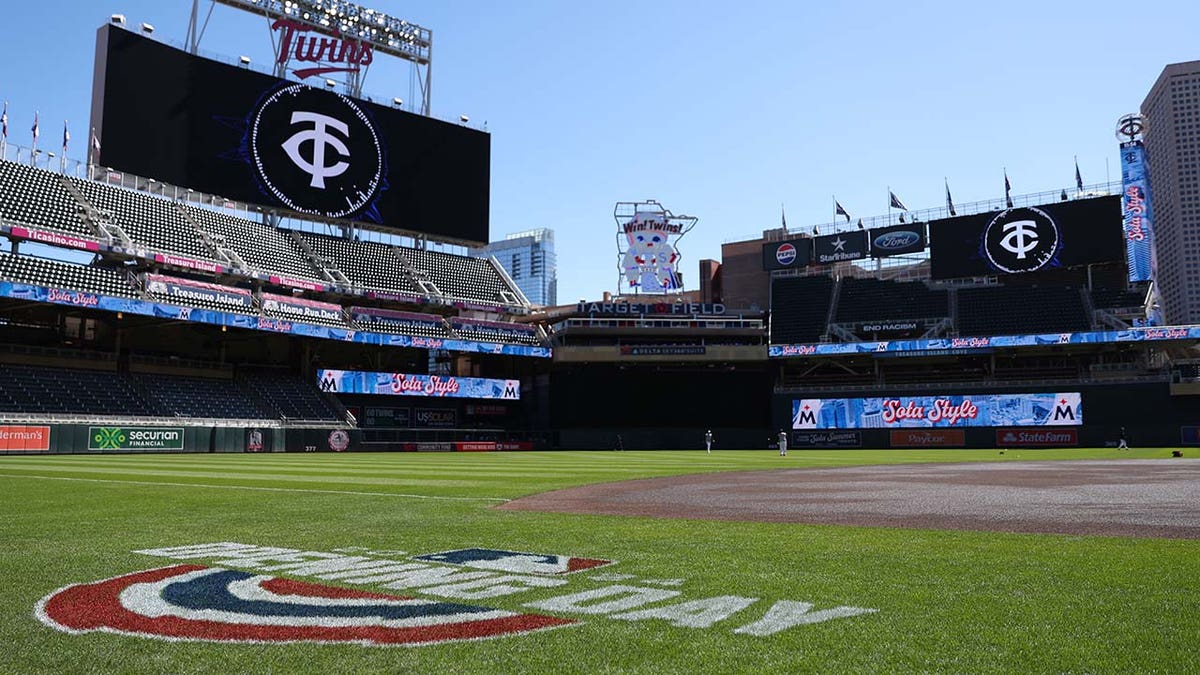 El logotipo del Día Inaugural se ve en Target Field para el juego entre los Cleveland Guardians y los Minnesota Twins el 4 de abril de 2024 en Minneapolis.