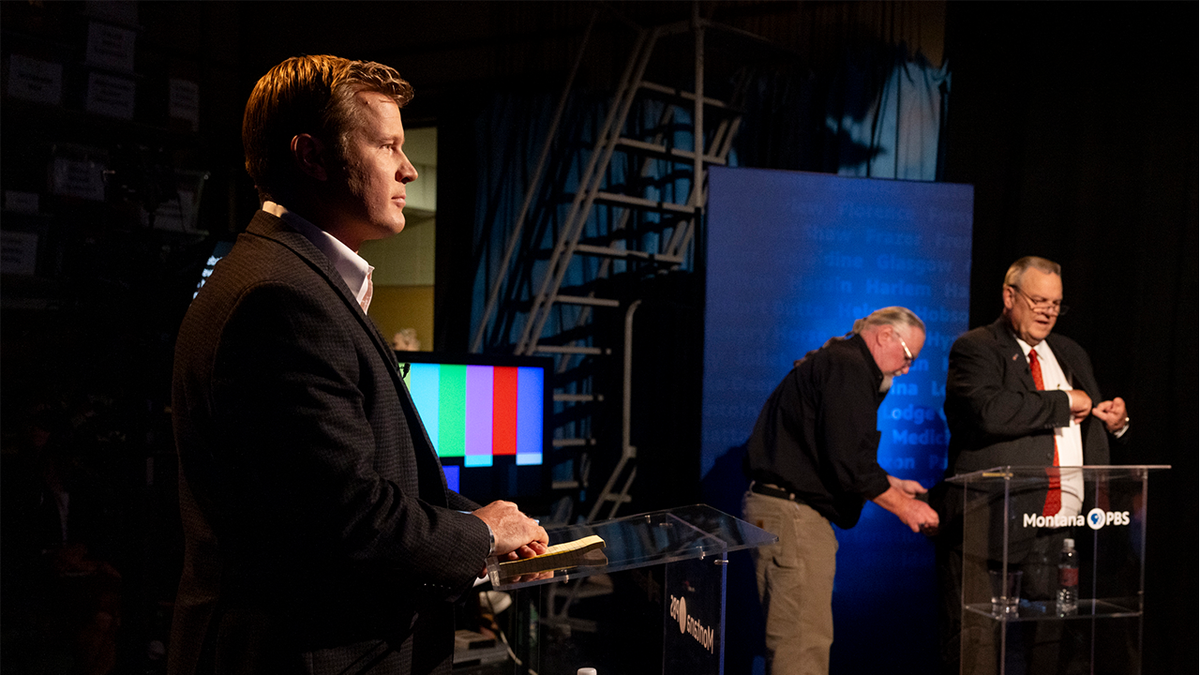 Tim Sheehy, links, bereidt zich voor op een debat met de Amerikaanse senator Jon Tester, rechts, op de campus van de Universiteit van Montana in Missoula, Mont., maandag 30 september 2024.