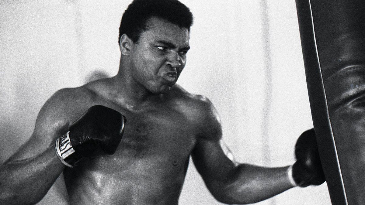 Ali entrena para su pelea con Frazier