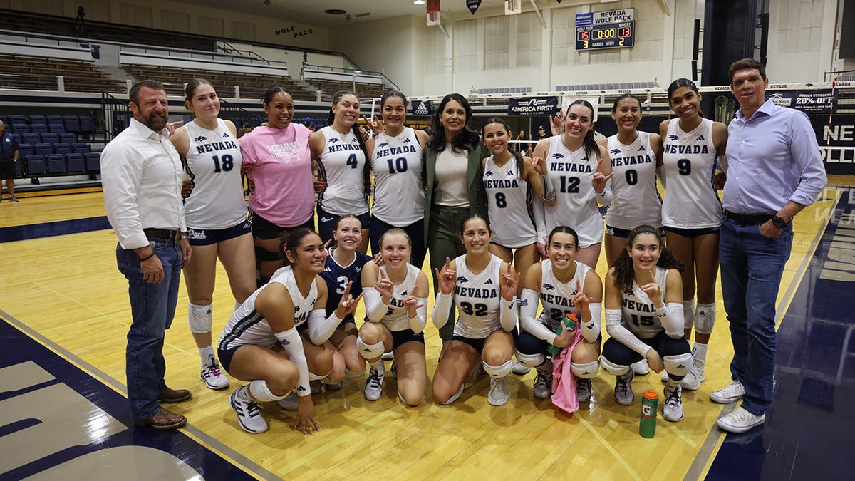 Jugadoras de voleibol femenino de Nevada Wolf Pack con Sam Brown y Tulsi Gabbard.