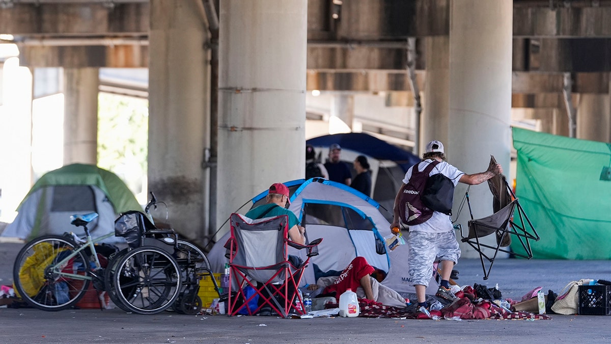 Personas que viven en un campamento para personas sin hogar