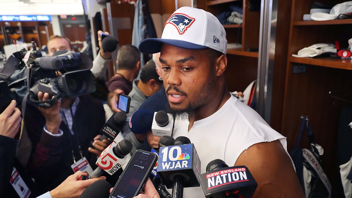 O central do New England Patriots, Nick Leverett, fala com a mídia