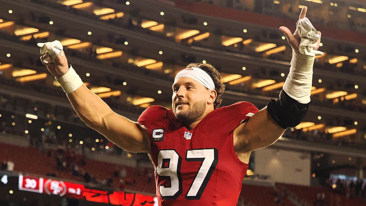 Nick Bosa celebra