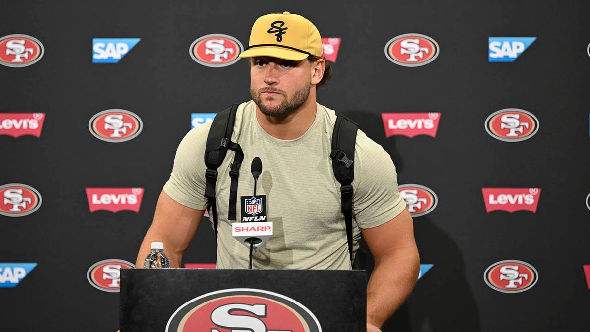 Nick Bosa en una conferencia de prensa