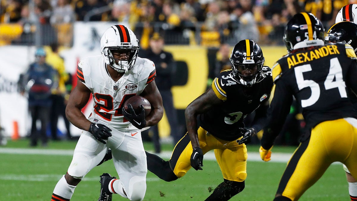 Nick Chubb futbolla koşuyor