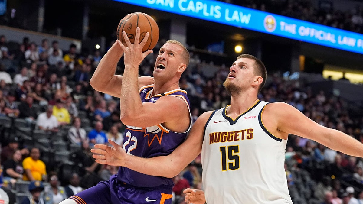 Mason Plumlee podjeżdża Nikoli Jokicia