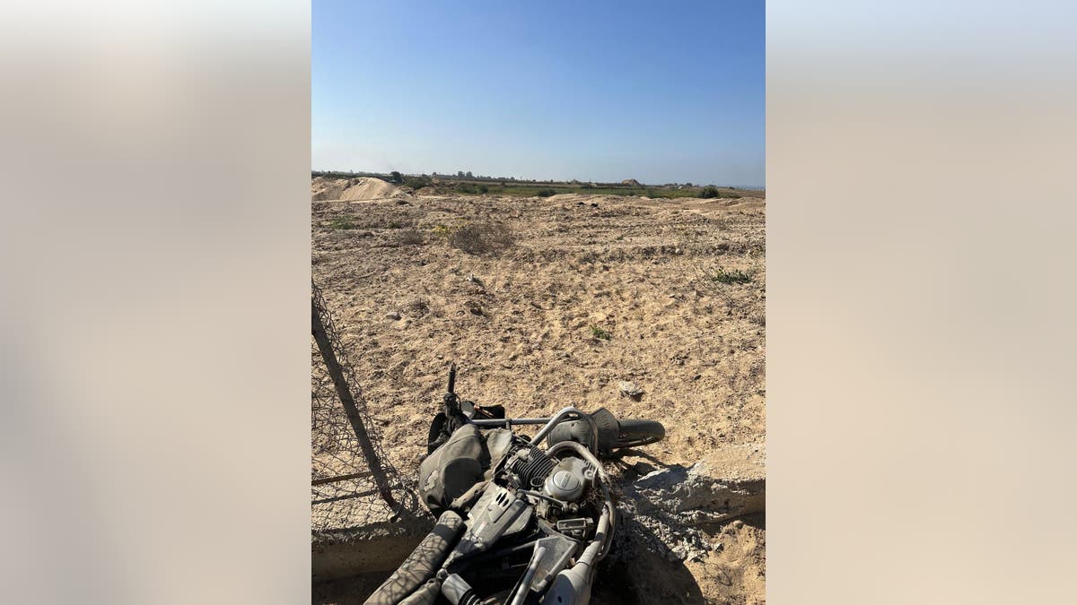 Restos de la motocicleta de un terrorista que intentó invadir el Kibbutz Nir-AM. El terrorista fue asesinado a tiros por el equipo de respuesta rápida del Kibbutz. 