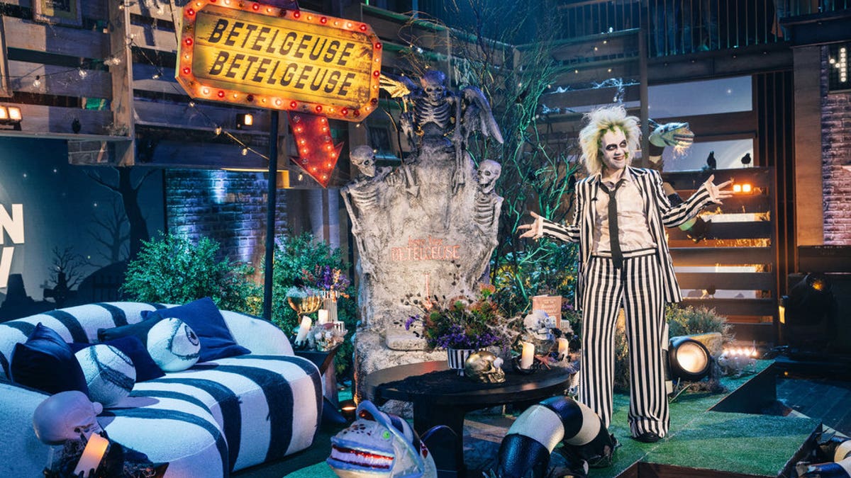 Kelly Clarkson dressed as Beetlejuice