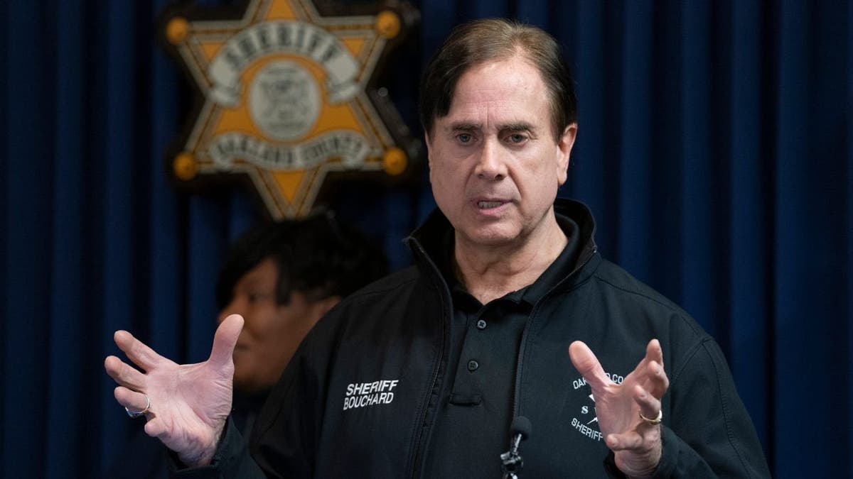 Habla el sheriff del condado de Oakland, Michael Bouchard 