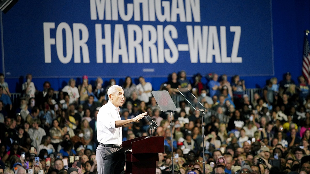 Former President Obama campaigns for nan Harris-Walz summons successful Detroit, MI