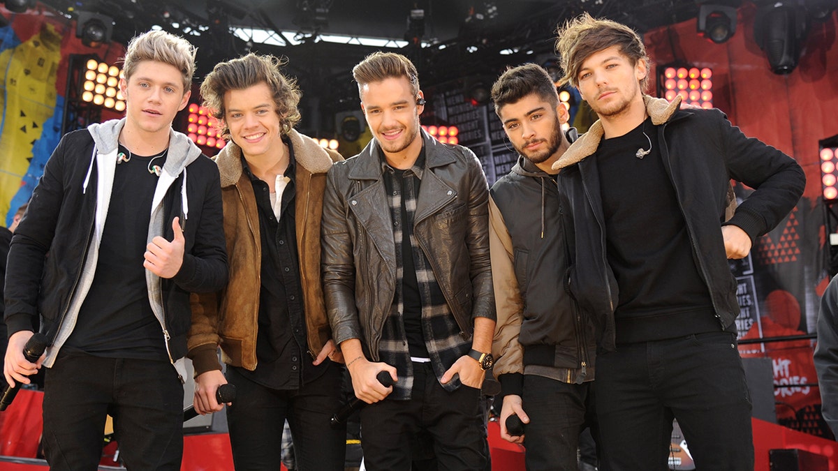 One Direction performs connected stage.
