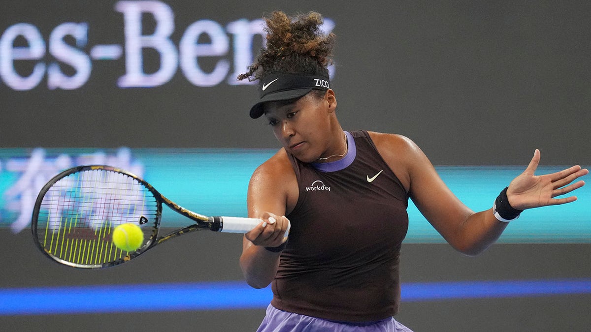 Naomi Osaka devuelve un golpe