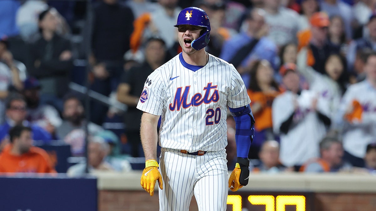 Pete Alonso celebra una hora